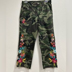 Driftwood Women's Size Small Camo Floral Embroidered Crop Pants